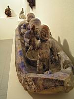 Sculpture vodou Fon, Benin, Pirogue, bois, pigments, plumes, calebasses, tissu, poterie, veget., couteau, mat. sacrificielles (3)